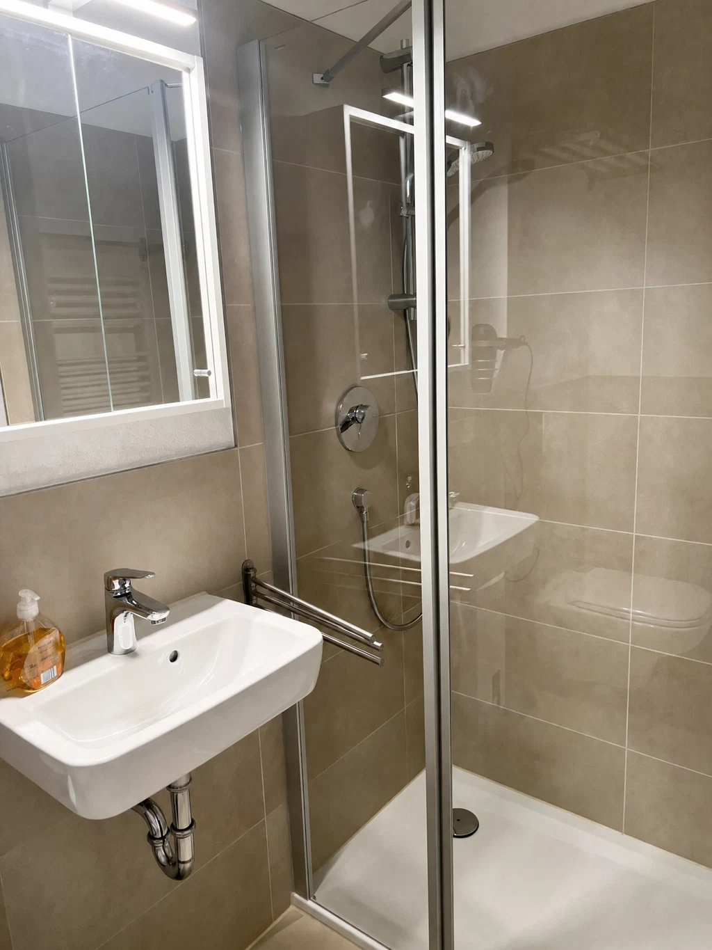 Badezimmer mit Dusche