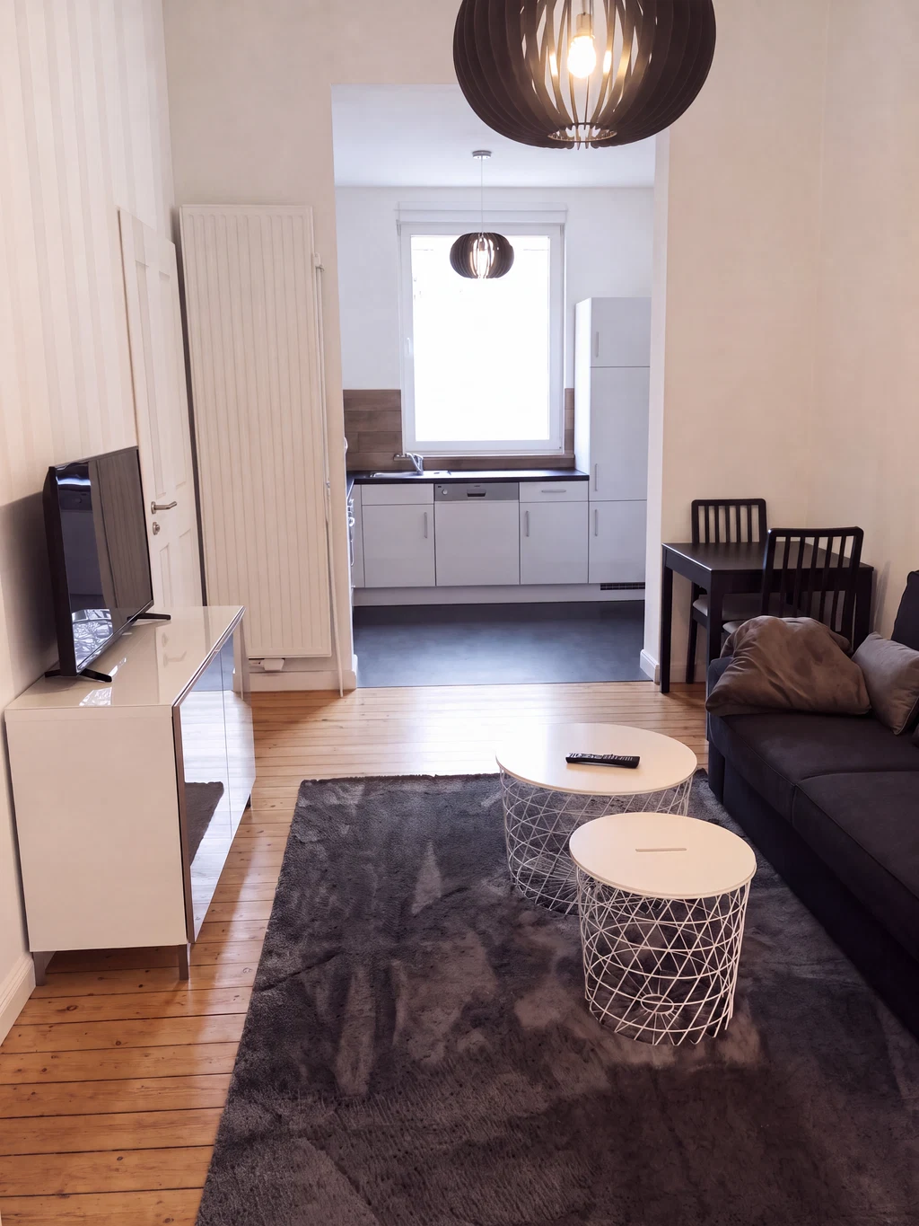 Wohnbereich mit Sofa und Tisch – Zuhause auf Zeit